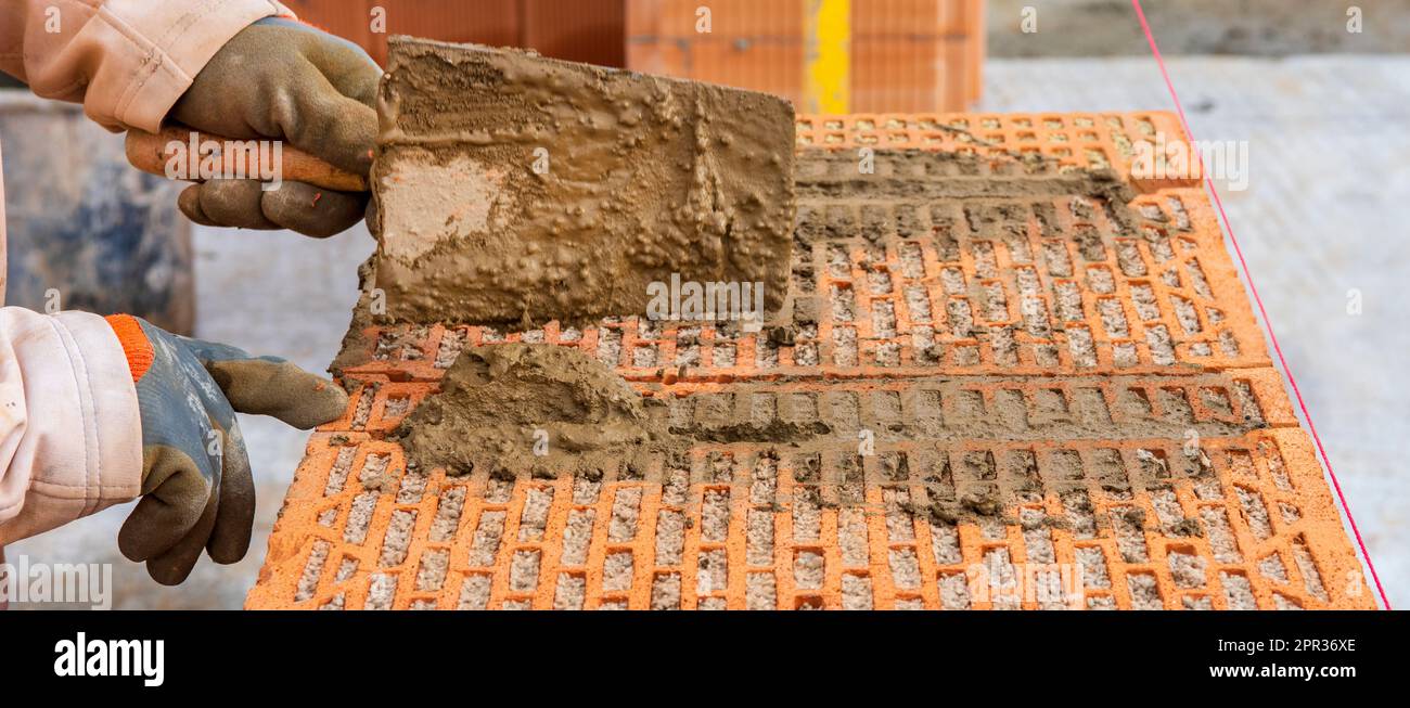 bricklayer en el trabajo en la nueva casa en construcción Foto de stock