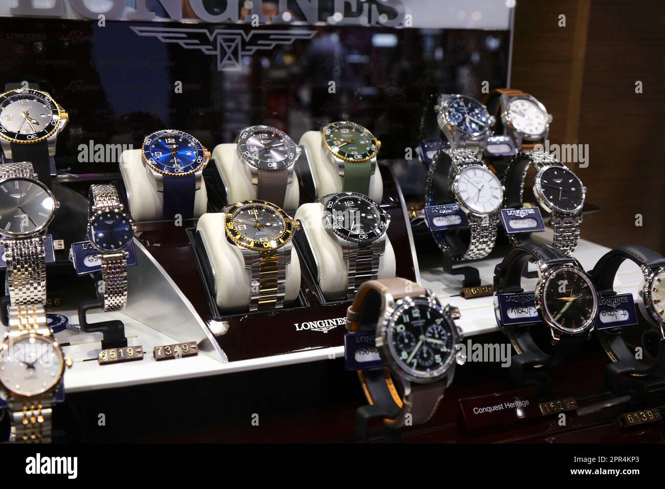 VARSOVIA, POLONIA - 24 DE MARZO de 2023: Relojes suizos de lujo Longines en  la tienda libre de impuestos en el aeropuerto de Varsovia en Polonia  Fotografía de stock - Alamy