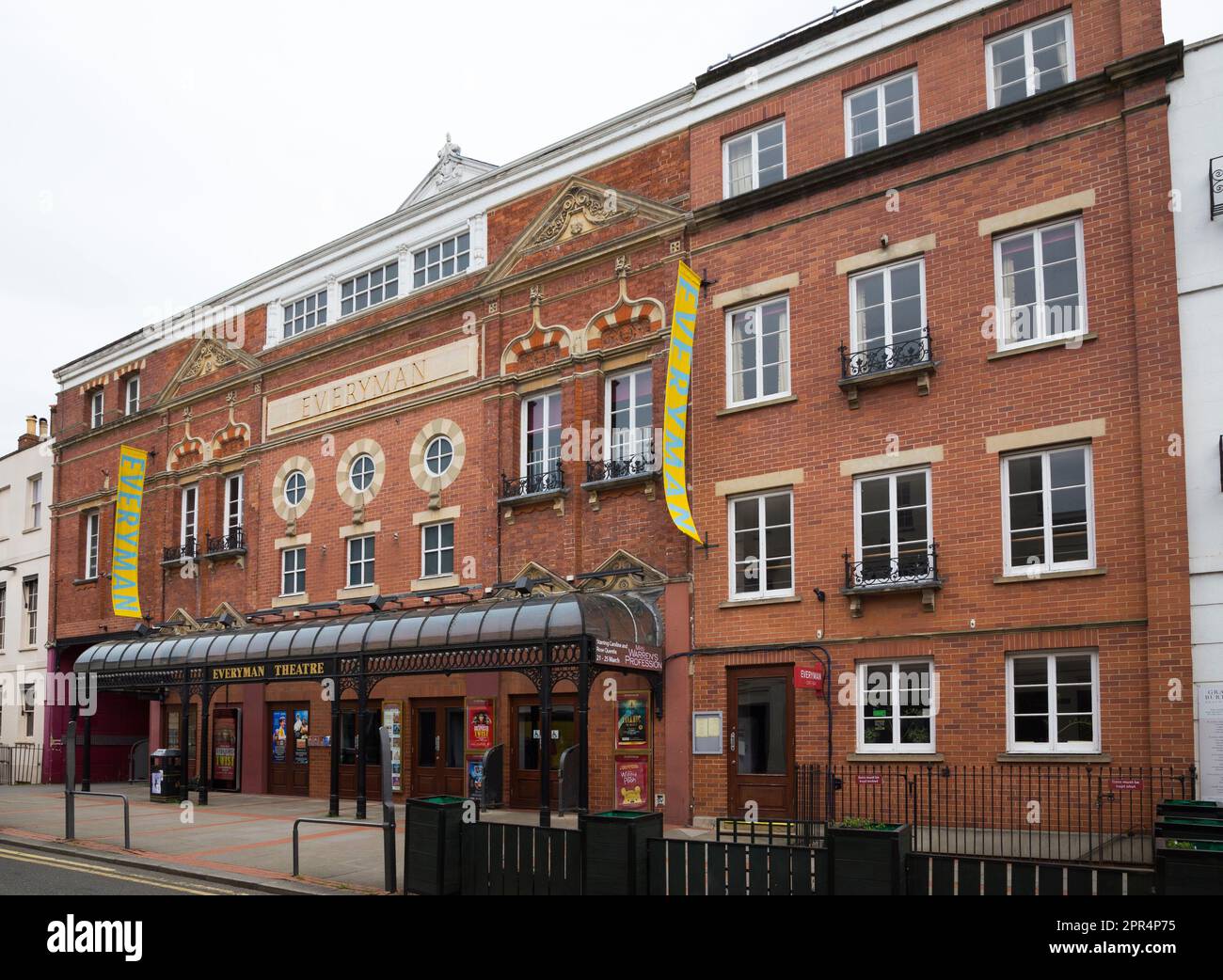 Fachada exterior del Everyman Theatre, 10 Regent St, Cheltenham. REINO UNIDO. Auditorio victoriano visto desde el exterior en un día con cielos grises / cielo. (134) Foto de stock