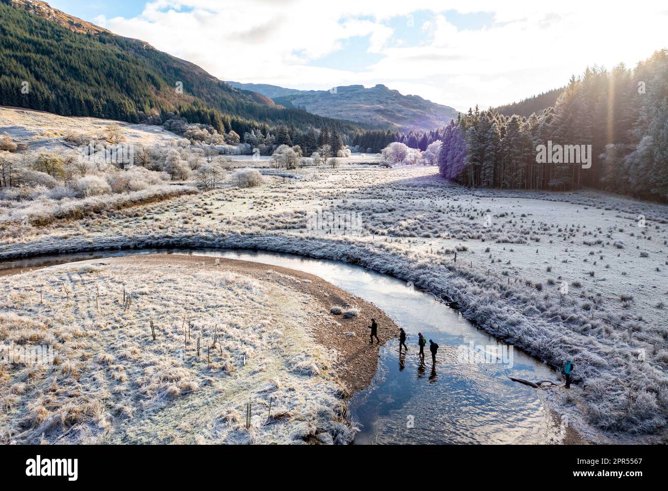 Vista aérea de drones del río Goil en la granja Drumsyniebeg, Loch Lomond y Parque Nacional Trossachs, Argyll y Bute, Escocia. Foto de stock