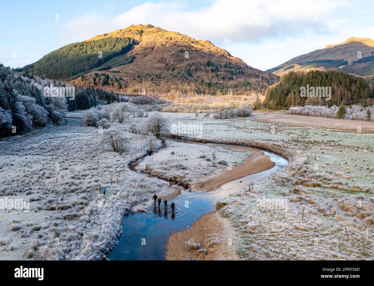 Vista aérea de drones del río Goil en la granja Drumsyniebeg, Loch Lomond y Parque Nacional Trossachs, Argyll y Bute, Escocia. Foto de stock