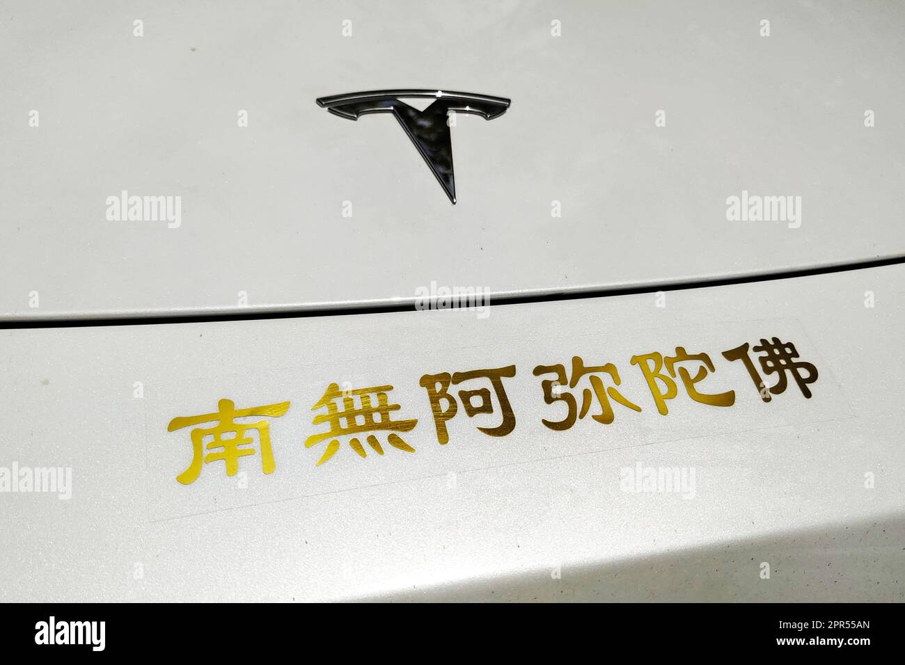 YANTAI, CHINA - 21 DE ABRIL de 2023 - Un sedán Tesla se ve en Yantai,  provincia de Shandong, China, 21 de abril de 2023. El 24 de abril de 2023,  Tesla