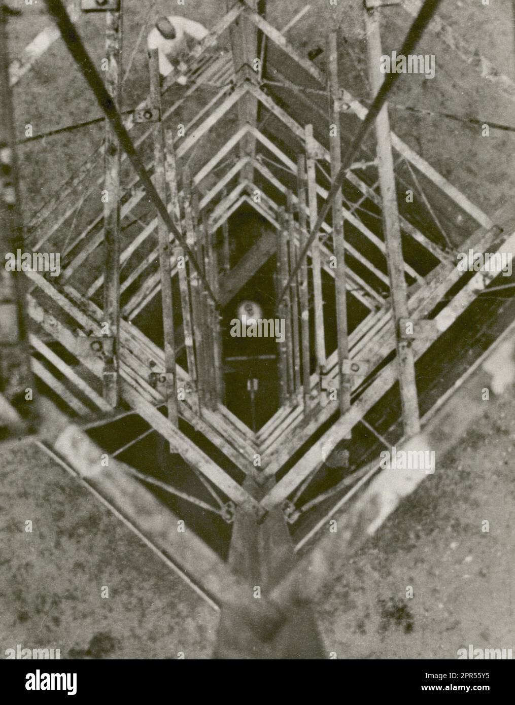 El Coronel Charles A. Lindbergh tomó esta fotografía del cohete del Dr. Robert H. Goddard mirando hacia abajo la torre de lanzamiento el 23 de septiembre de 1935 en Roswell, Nuevo México. En 1935 Goddard lanzó la serie A de pruebas sobre cohetes hechos con voladura de voladura girocontrolada, que estabilizó el cohete durante el vuelo. El Dr. Goddard ha sido reconocido como el padre de la roca americana y como uno de los pioneros en la exploración teórica del espacio. Su sueño fue la conquista de la atmósfera superior y, en última instancia, del espacio mediante el uso de la propulsión de cohetes. Cuando los Estados Unidos comenzaron a prepararse para la conquista Foto de stock
