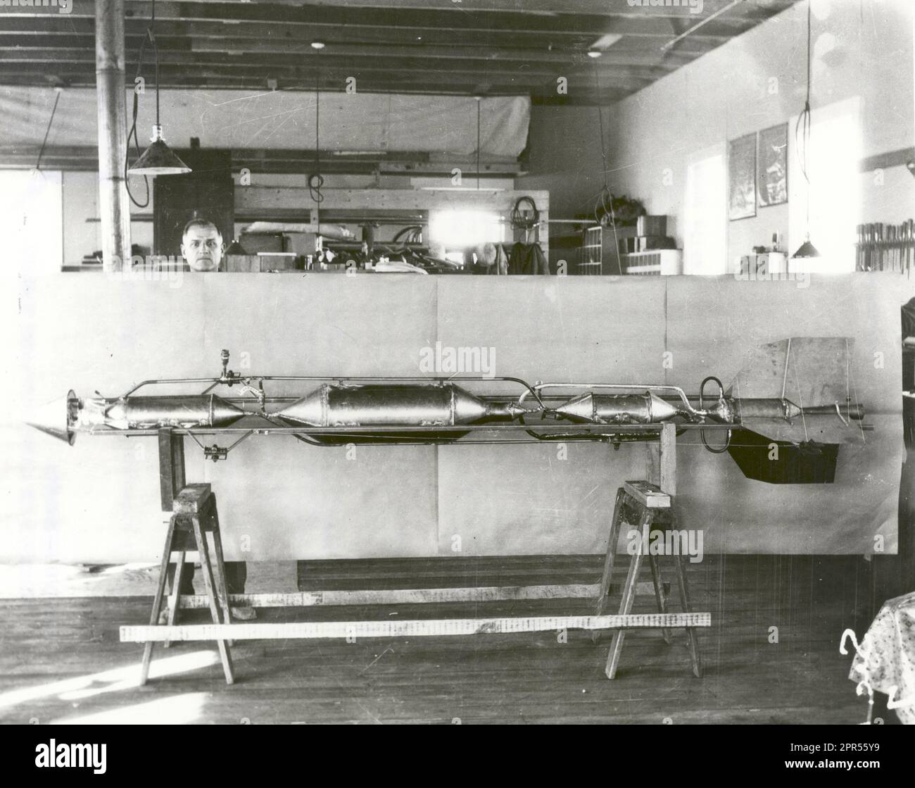Henry Sachs, maquinista, se muestra con el Dr. Robert H. Goddard rocket utilizado en el primer vuelo en Roswell, Nuevo México, el 30 de diciembre de 1930. El cohete alcanzó una altura de unos 2.000 metros de altura y velocidad de alrededor de 500 millas por hora. En 1930, con una beca de la Fundación Guggenheim, Goddard y su tripulación pasó de Massachusetts a Roswell, Nuevo México, para llevar a cabo investigaciones y vuelos de prueba. Este cohete fue uno de los muchos que había lanzado en Roswell desde 1930 a 1932 y de 1934 a 1941. Dr. Goddard ha sido reconocido como el padre de la americana de los cohetes y como uno de los pioneros en el theoretica Foto de stock