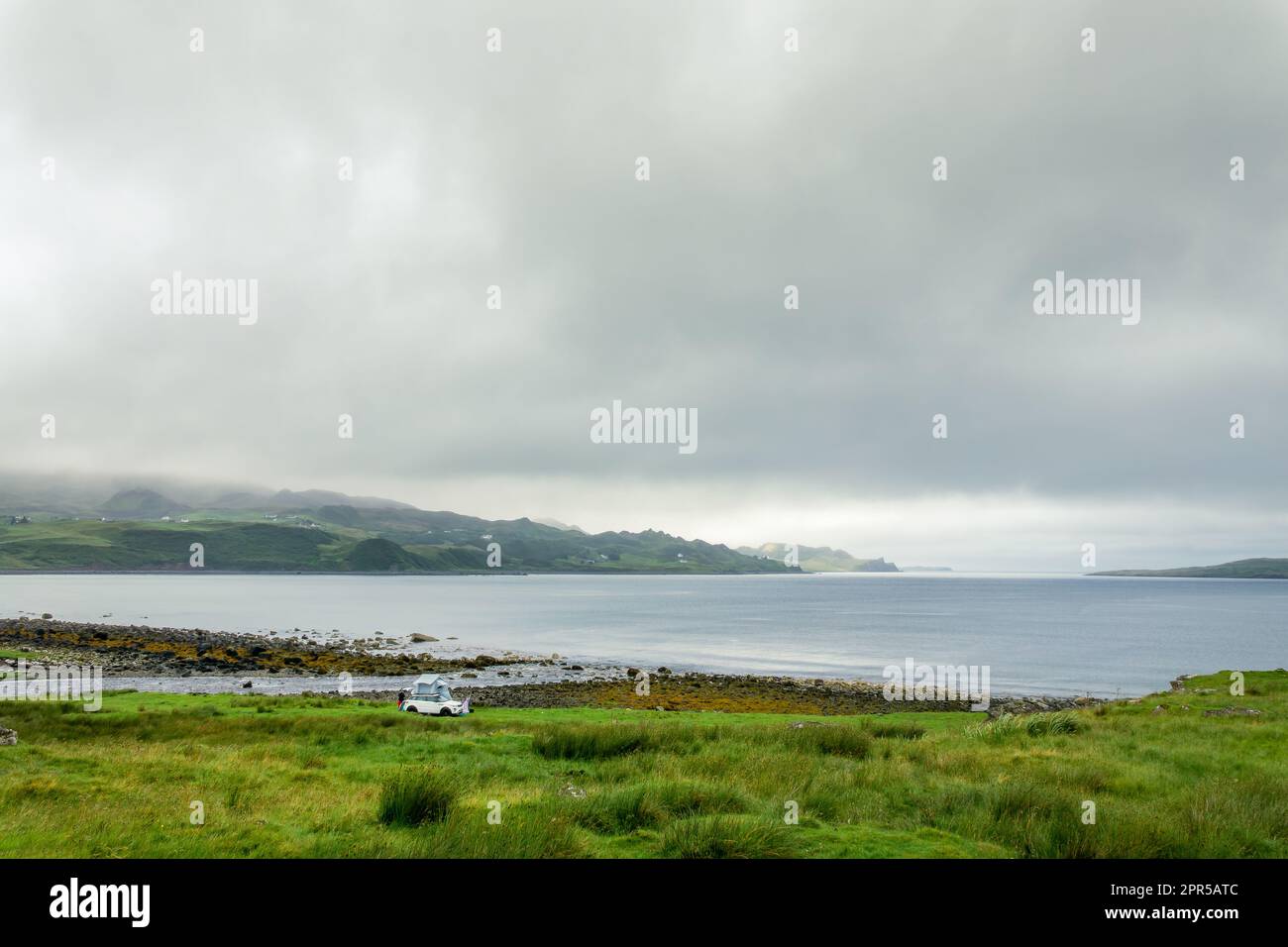 Camping salvaje en la costa de la isla de Skye, Escocia, Reino Unido. Con espacio de copia. Foto de stock