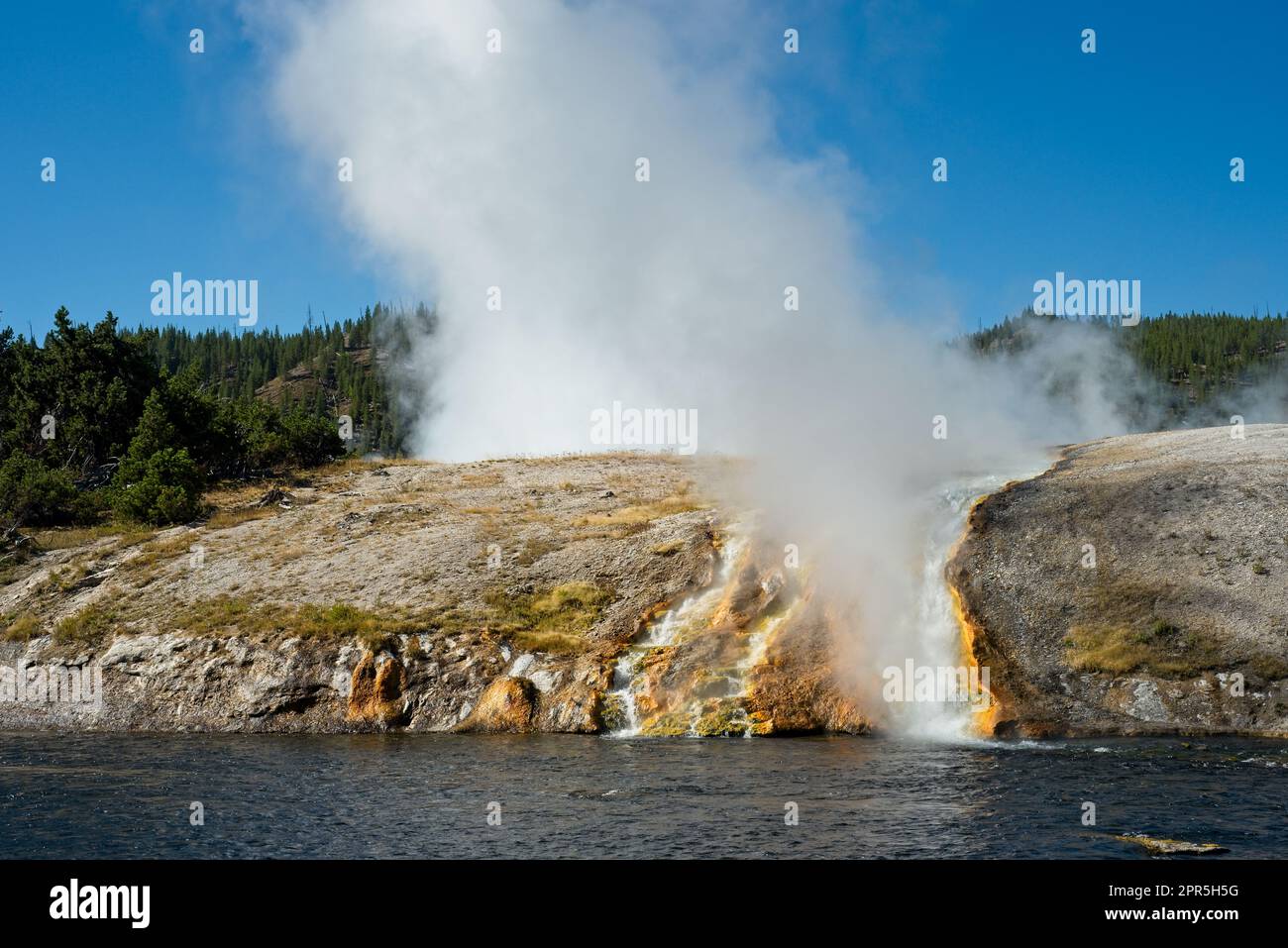 El géiser Excelsior en el Parque Nacional de Yellowstone, que muestra la escorrentía térmica del géiser en el río Firehole Foto de stock