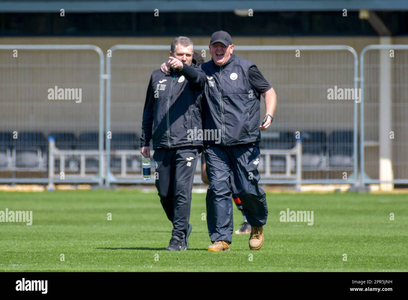 Football stadium groundsman grass fotografías e imágenes de alta