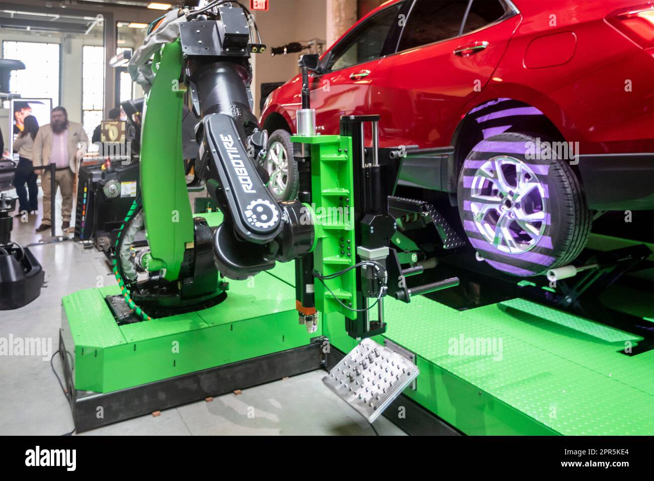 Detroit, Michigan, EE.UU. 25th de abril de 2023. RoboTire, un robot que cambia los neumáticos de los automóviles, estaba en exhibición cuando Ford Motor Co. Abrió Newlab, un centro para empresas emergentes y empresarios. Newlab cuenta con espacio para reuniones y laboratorios. Está al lado de la estación de ferrocarril Michigan Central, abandonada hace mucho tiempo, que Ford está renovando. Crédito: Jim West/Alamy Live News Foto de stock