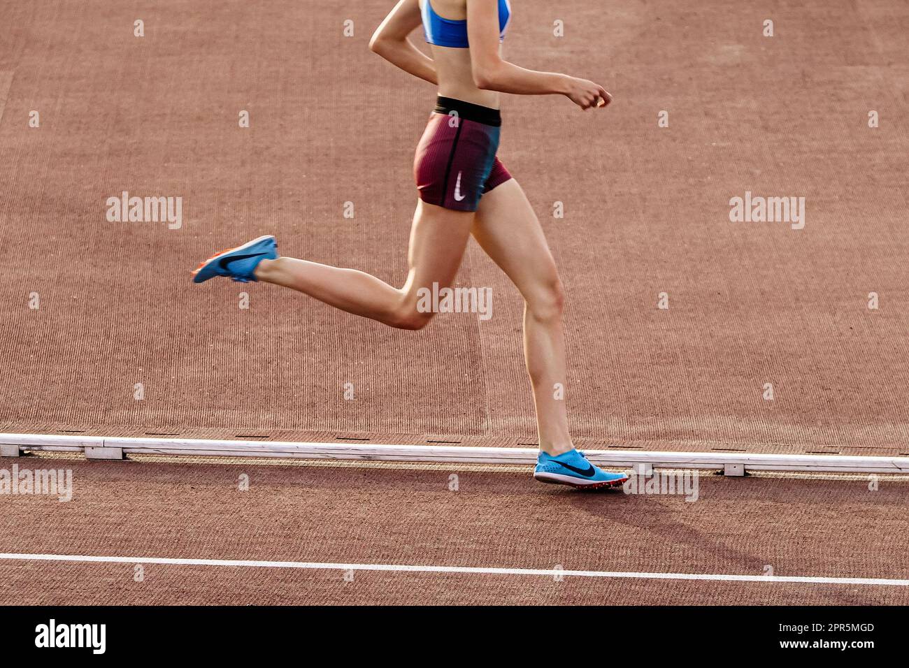 ZAPATILLAS DE ATLETISMO CON CLAVOS MEDIA DISTANCIA NEGRAS AMARILLAS BLANCAS