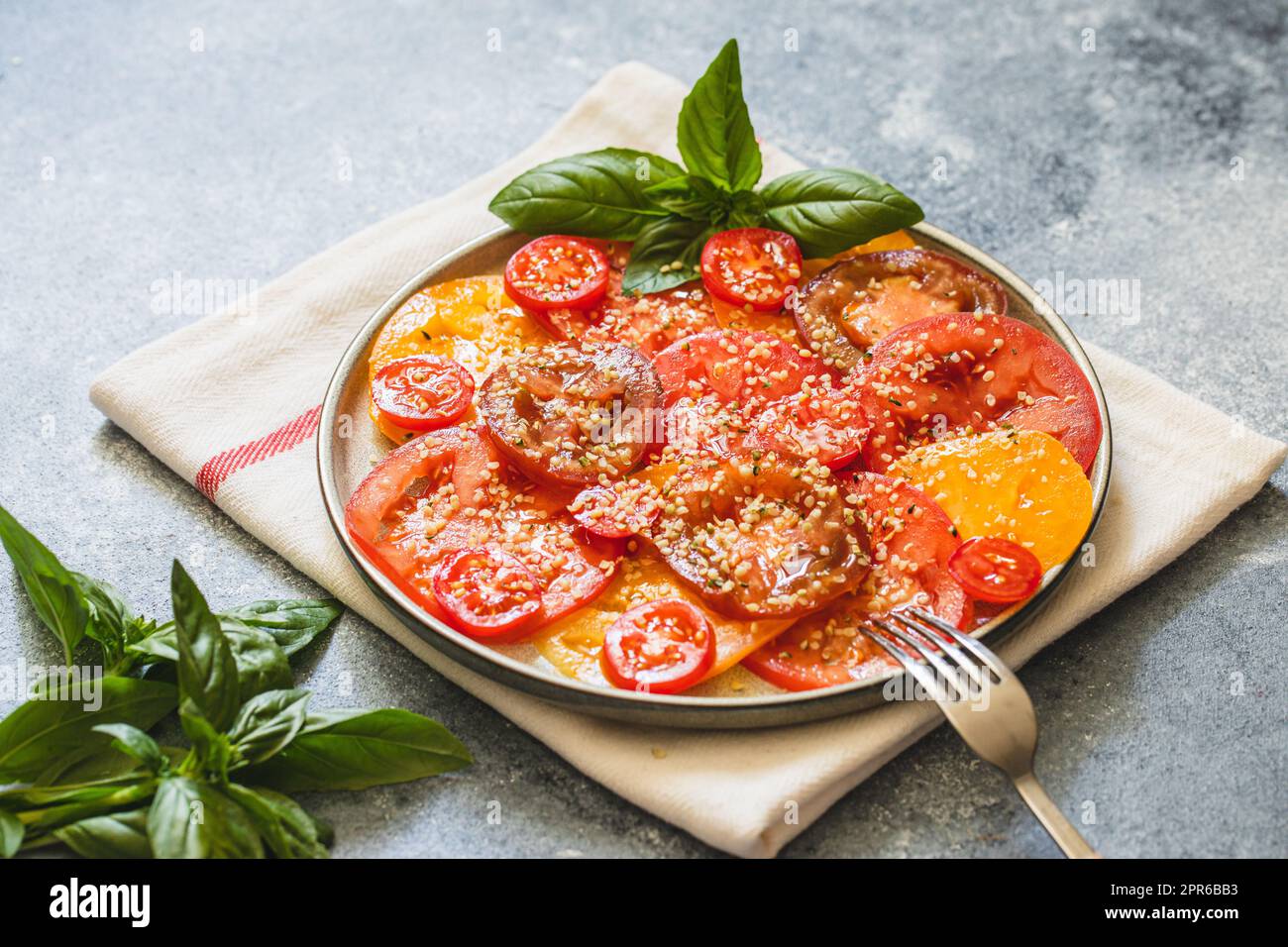 ensalada de tomate con semillas de cáñamo concepto de comida saludable con superalimentos Foto de stock