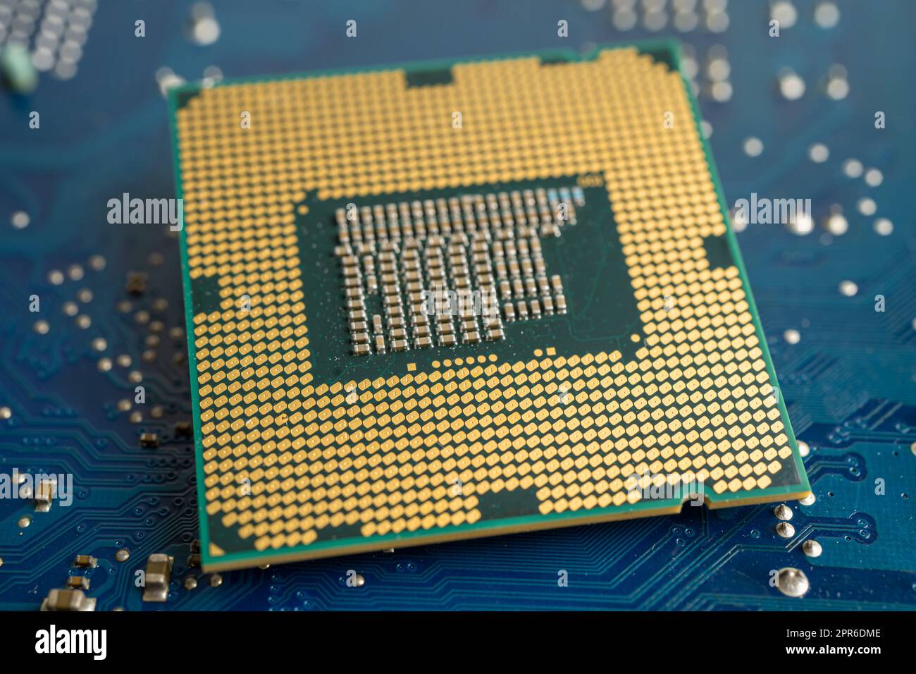 CPU, chip de la unidad de procesador central en placa de circuito en tecnología de PC y portátiles. Foto de stock