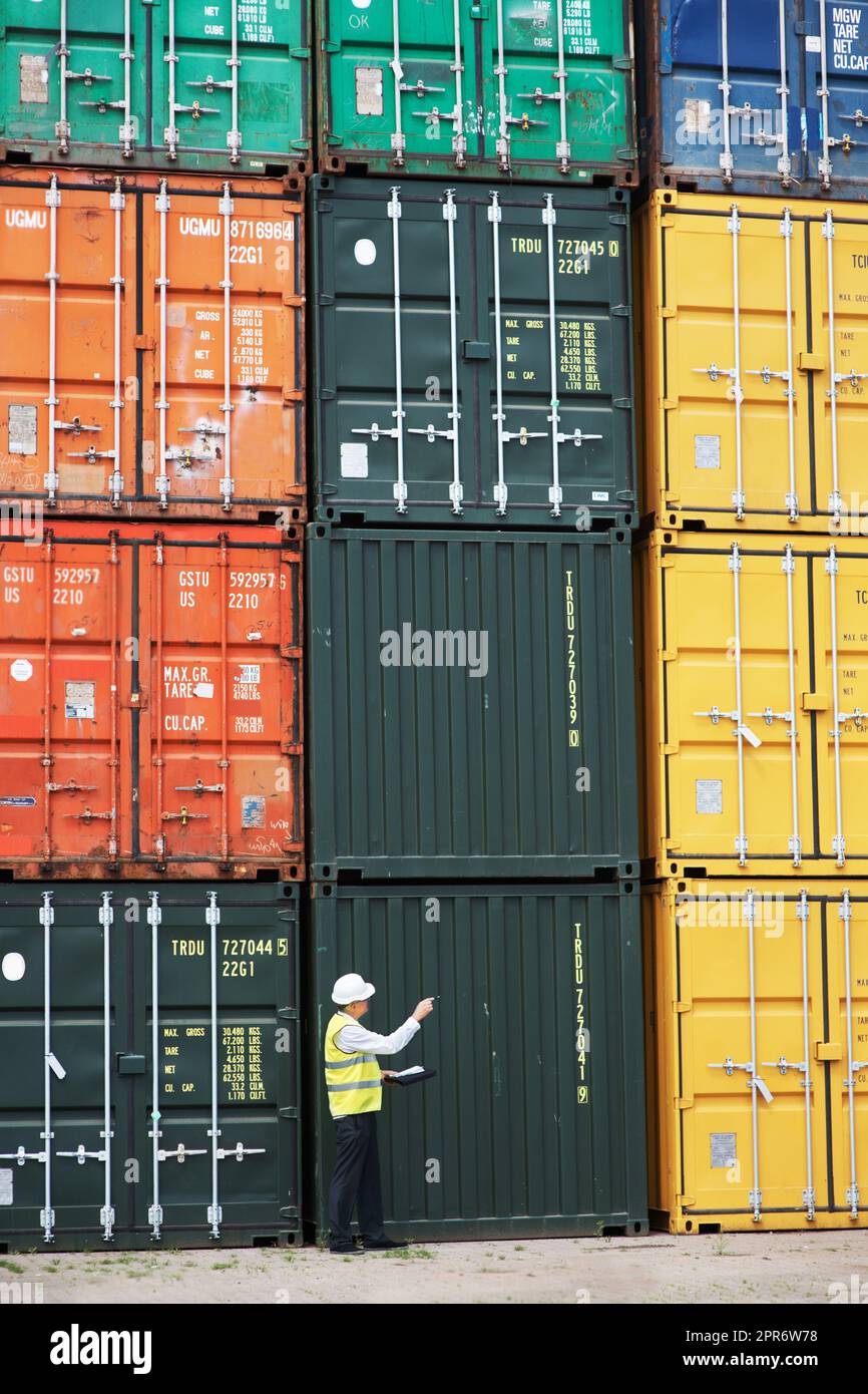 Nada es demasiado grande para manejar. Un inspector de aduanas de pie y