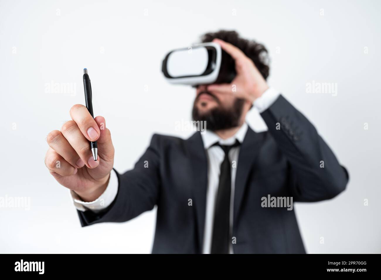 Hombre Sosteniendo Un Teléfono Móvil Con Gafas Vr Y Señalando  Actualizaciones Recientes Con Un Hombre De Negocios Con Un Dedo Que Tiene  Lentes De Realidad Virtual Y Presenta Una Nueva Idea Fotos