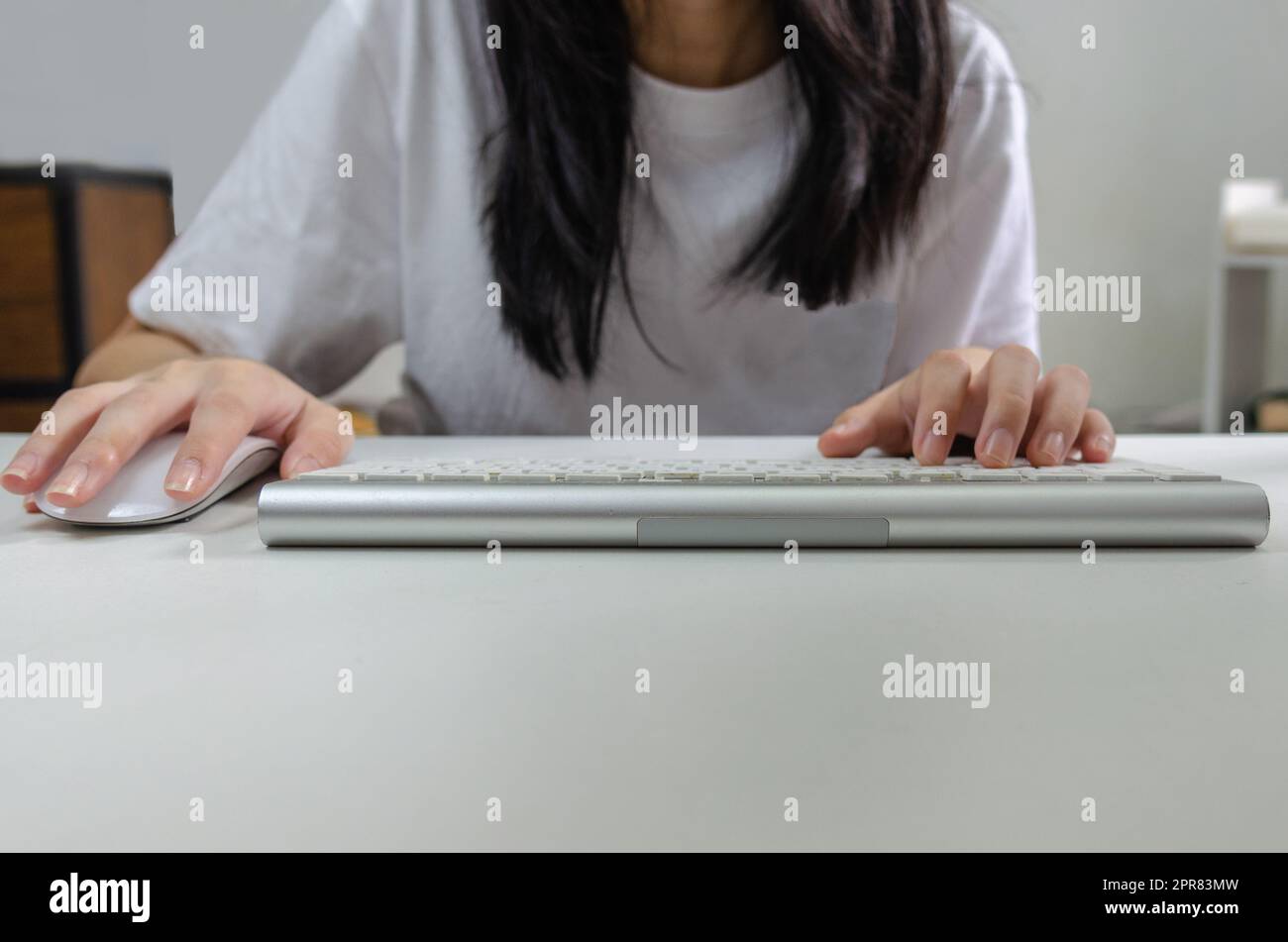 Mujer que sostiene el ratón y el teclado del ordenador. Tecnología de la información de Internet navegación en línea medios sociales y concepto de red. Foto de stock