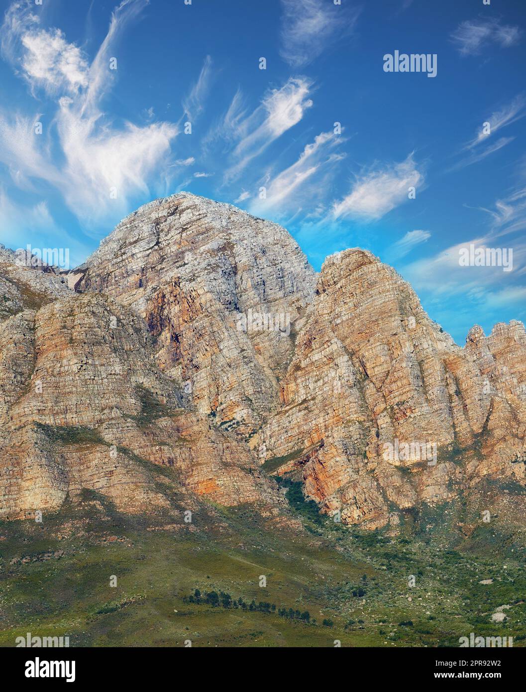 Paisaje de la hermosa cordillera de doce apóstoles. Un pintoresco destino de viaje al aire libre, punto de referencia y ruta de senderismo. Una popular ciudad del Cabo, lugar de viaje de vacaciones para los exploradores que buscan aventura Foto de stock