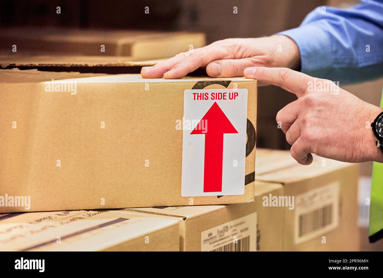 Consiga la productividad según sus propias reglas. Un hombre irreconocible que empaqueta cajas en un almacén. Foto de stock