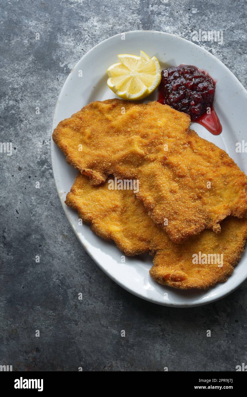 schnitzel alemán empapado dorado Foto de stock