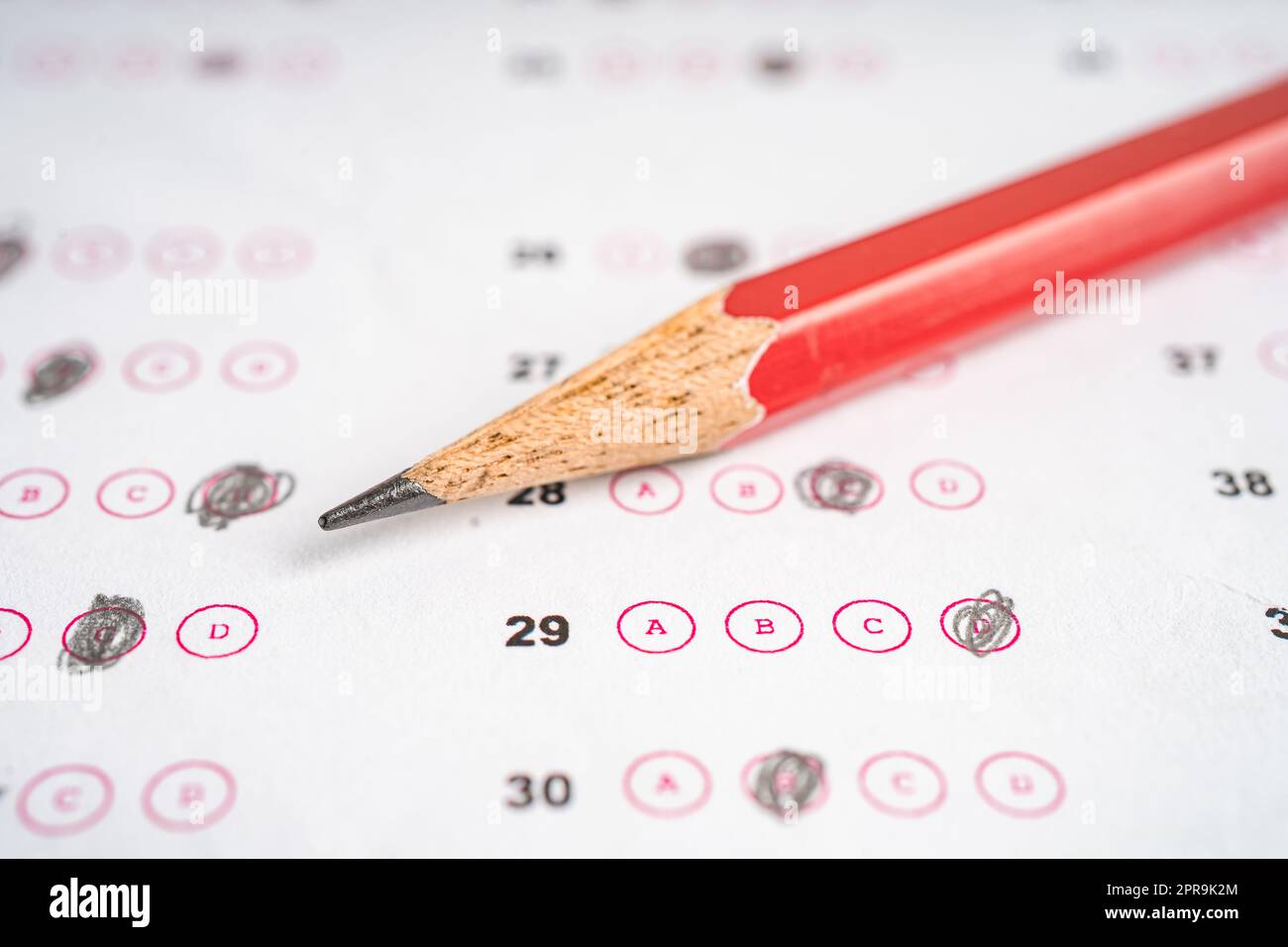 Hojas de respuestas con relleno de dibujo a lápiz para seleccionar la opción, concepto educativo. Foto de stock