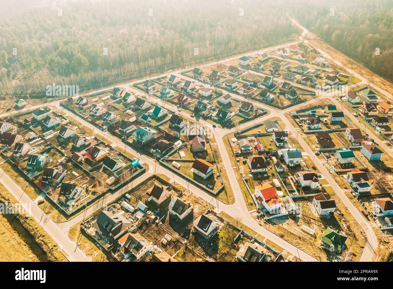 Gomel, Bielorrusia. Vista aérea de pájaro del horizonte urbano de los suburbios en el día de la Primavera soleada Foto de stock