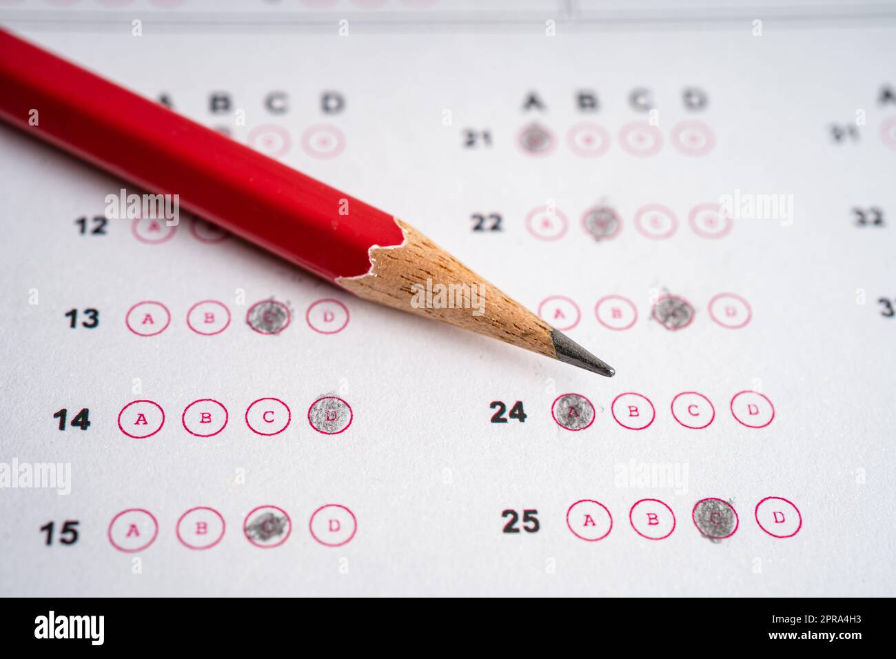 Hojas de respuestas con relleno de dibujo a lápiz para seleccionar la opción, concepto educativo. Foto de stock