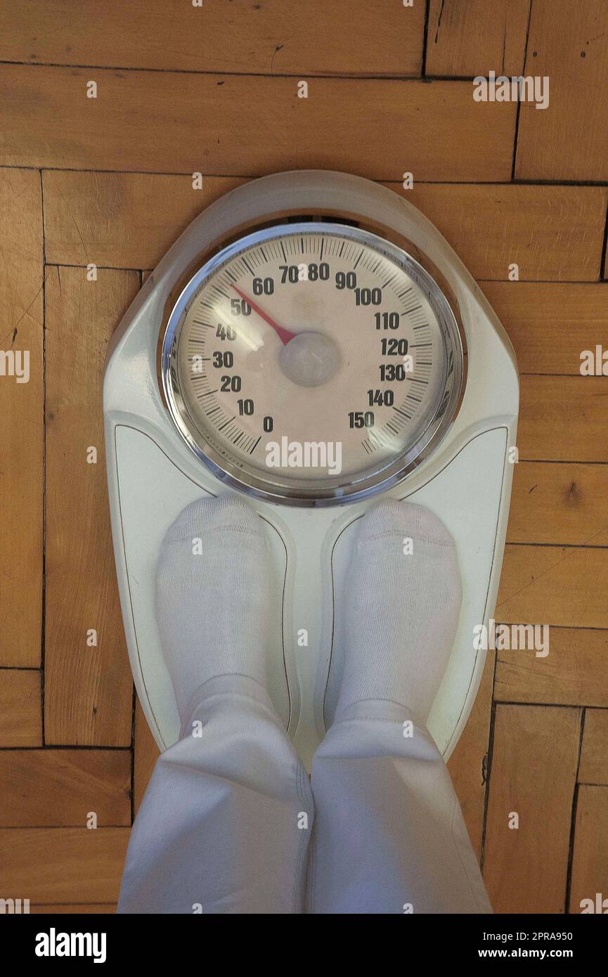 una báscula para medir el peso del cuerpo humano Fotografía de stock - Alamy