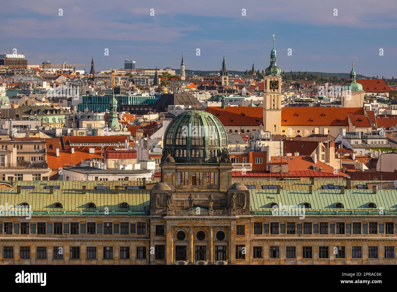 PRAGA, REPÚBLICA CHECA - Horizonte de Praga con el Ministerio de Industria y Comercio en primer plano. Foto de stock