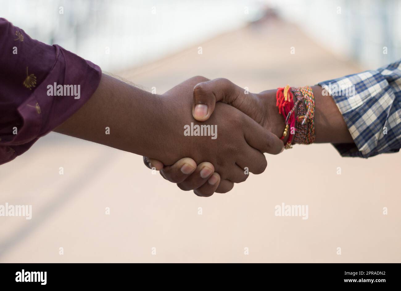 Los amigos se dan la mano. Primer plano . Amistad apretón de manos al aire libre. Foto de stock