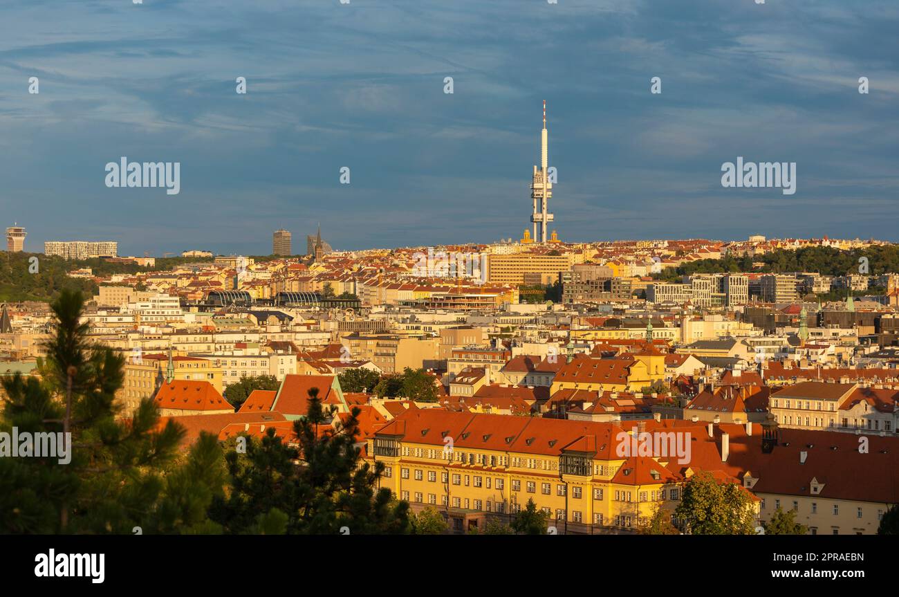 PRAGA, REPÚBLICA CHECA, EUROPA - Torre de televisión Zizkov, una torre de transmisor de 216m, y paisaje urbano. Foto de stock