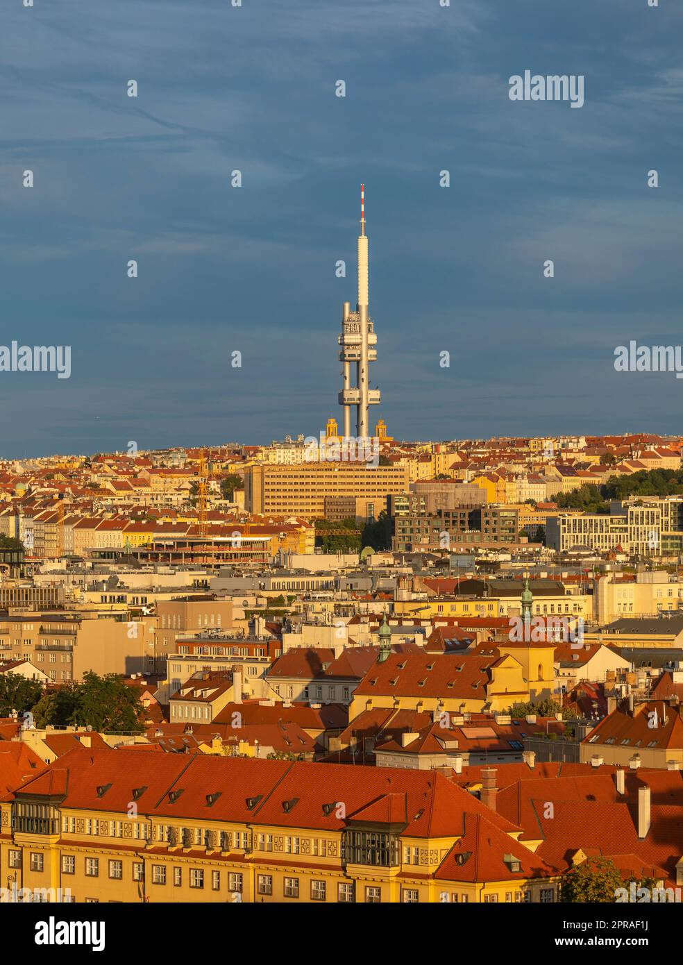 PRAGA, REPÚBLICA CHECA, EUROPA - Torre de televisión Zizkov, una torre de transmisor de 216m, y paisaje urbano. Foto de stock