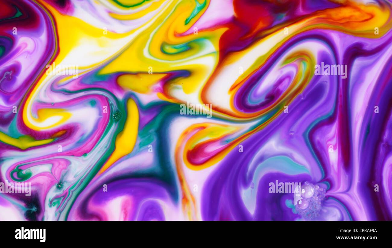 Colores, fondos y texturas abstractos. Colorante de aceite en la leche creando fondos abstractos brillantes y coloridos. Experimento químico. Foto de stock