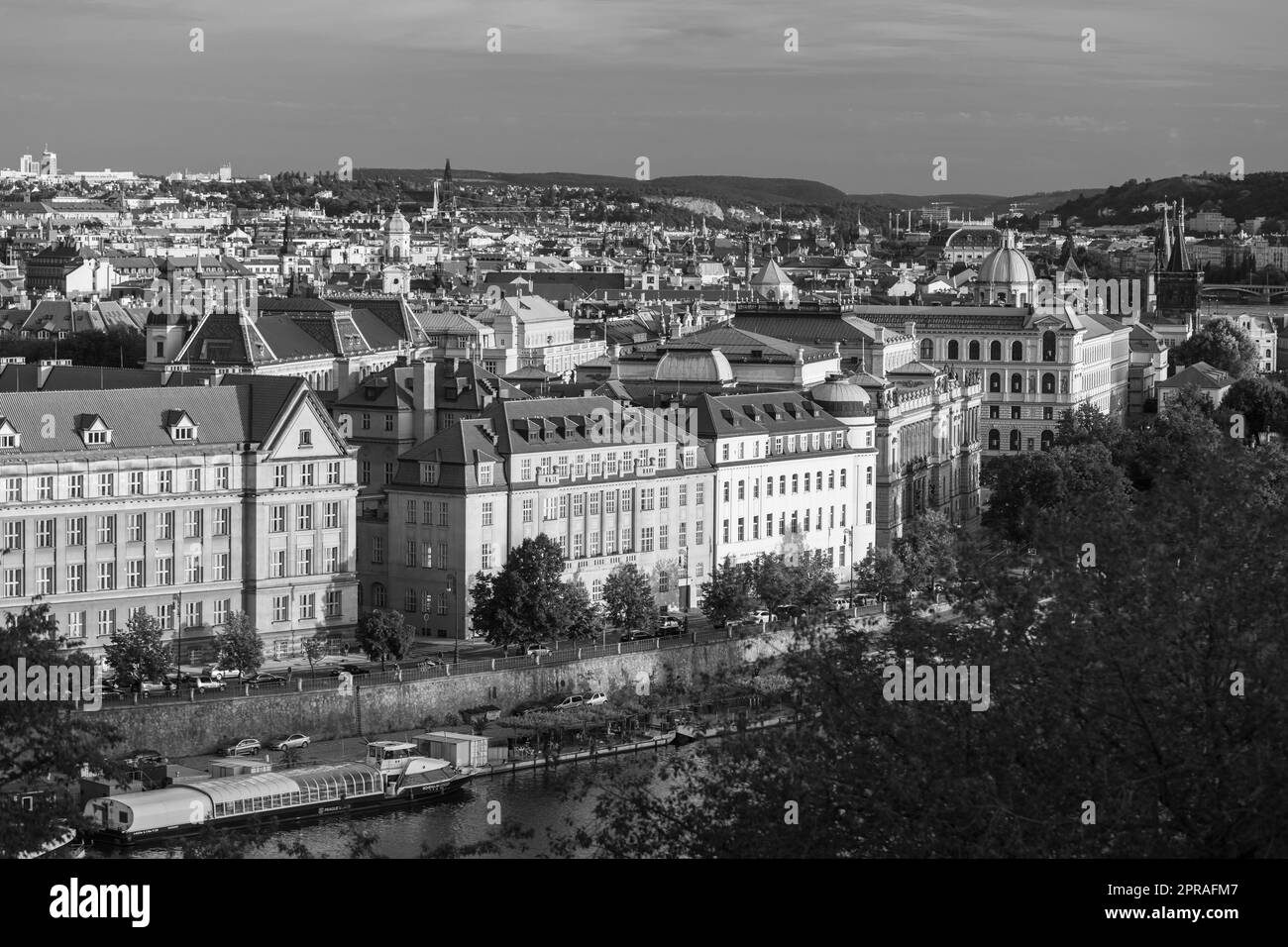 PRAGA, REPÚBLICA CHECA - Edificios en el río Moldava. Foto de stock