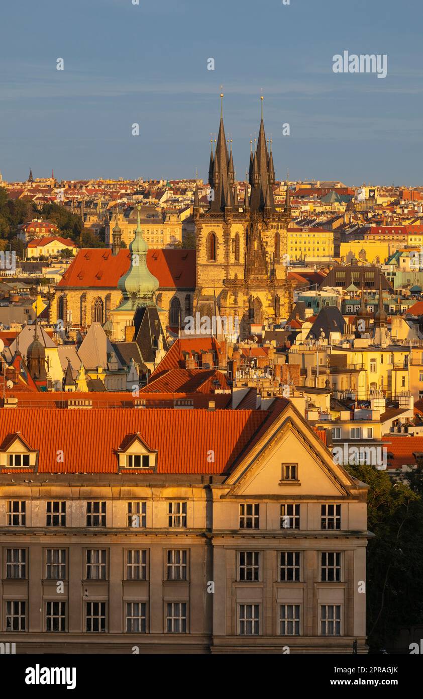 PRAGA, REPÚBLICA CHECA - horizonte de la tarde de Praga con agujas de la Iglesia de Tyn. Foto de stock