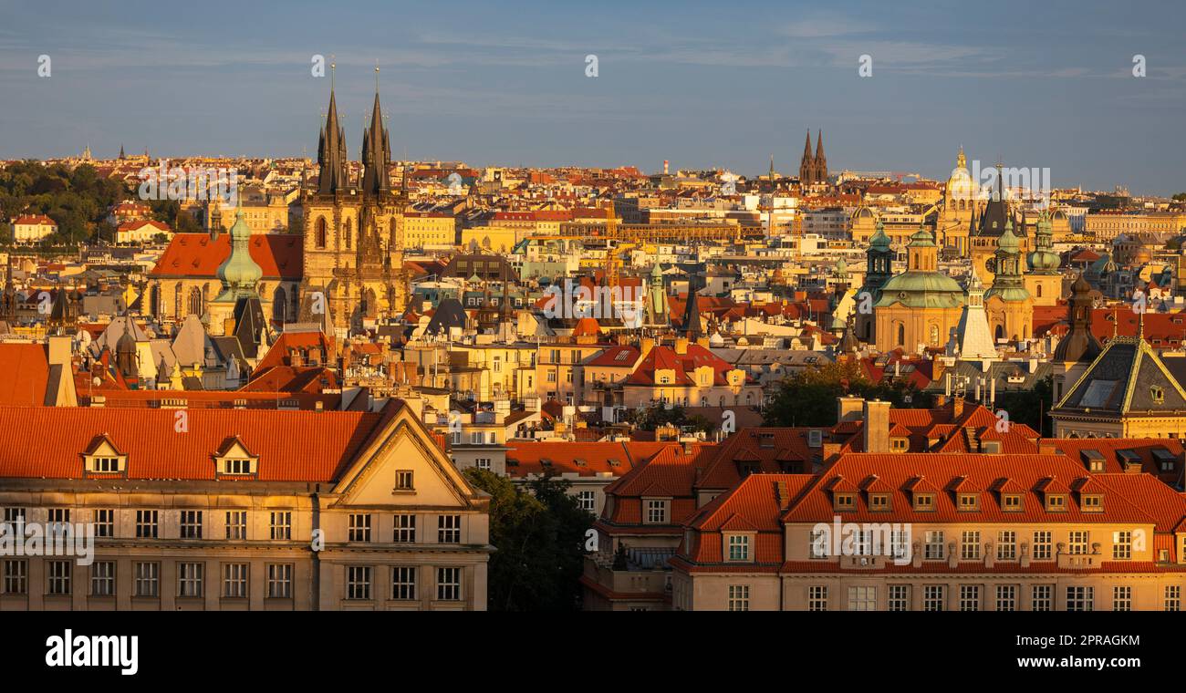 PRAGA, REPÚBLICA CHECA - Horizonte de Praga con agujas de la iglesia de Tyn, centro a la izquierda. Foto de stock