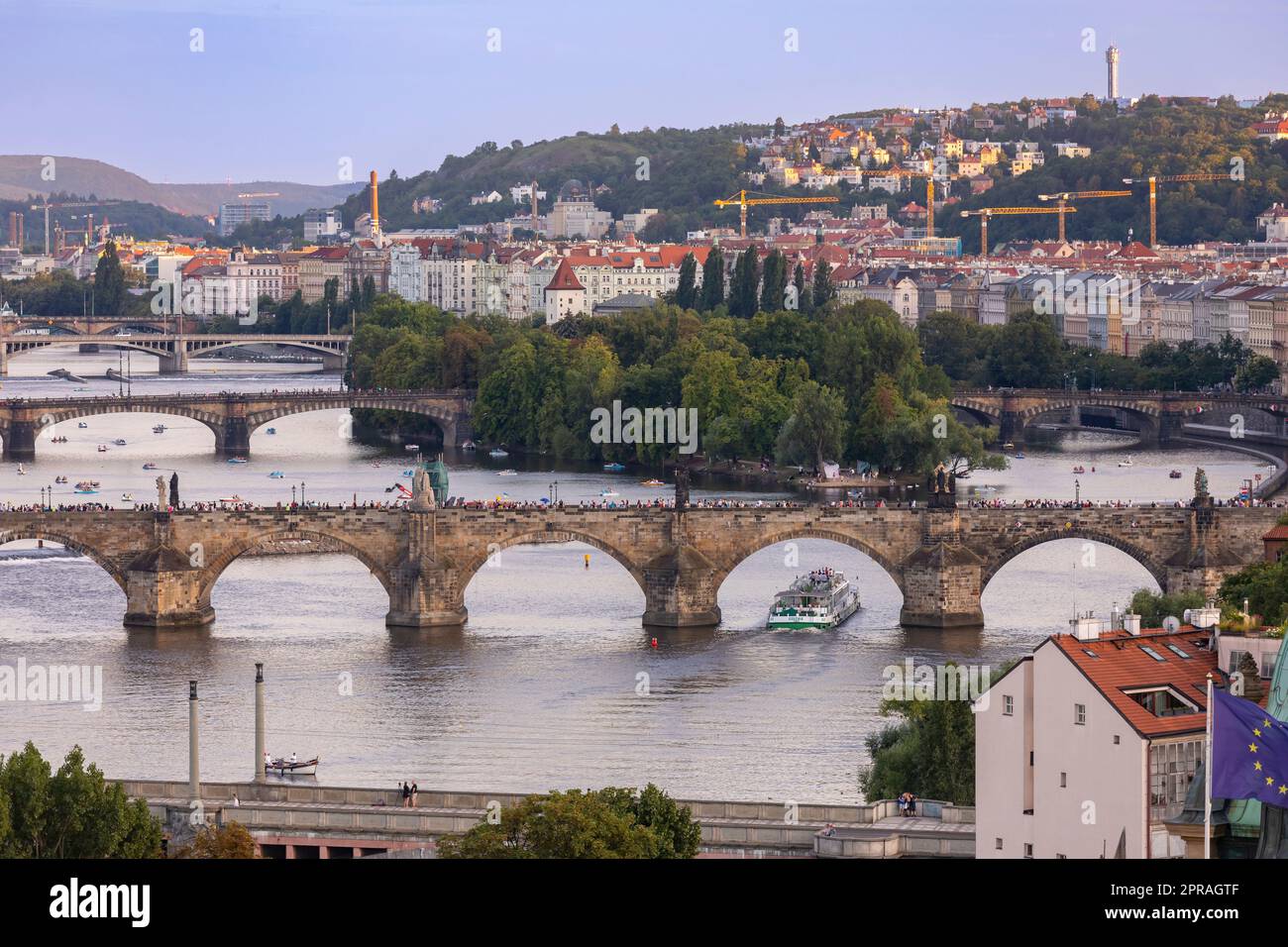 PRAGA, REPÚBLICA CHECA - Puentes a través del río Moldava. Foto de stock