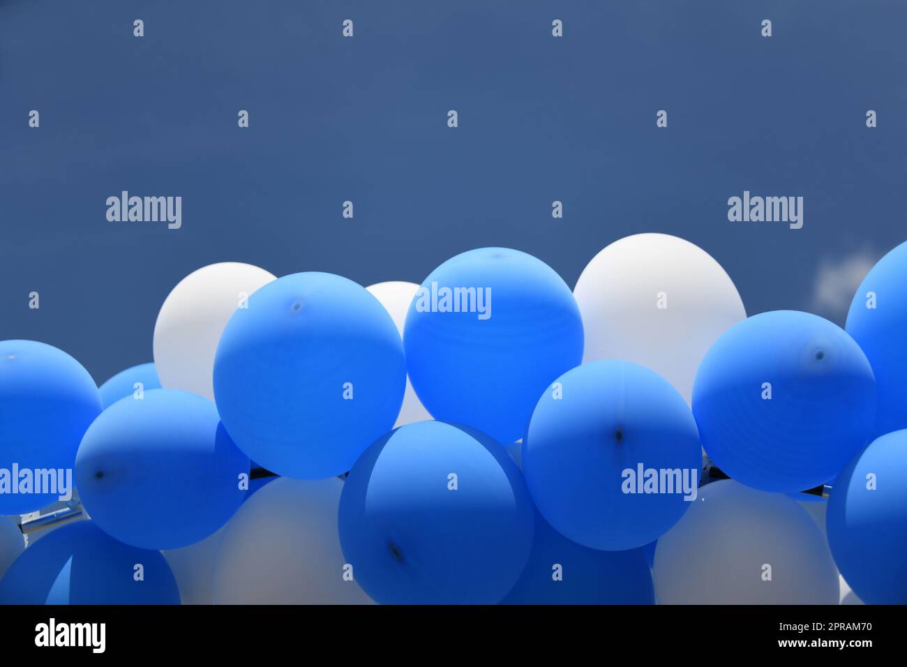 Globos azules y blancos fotografías e imágenes de alta resolución