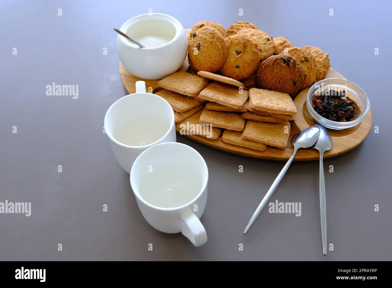 Dos tazas de café, leche, tortas y postres Fotografía de stock - Alamy