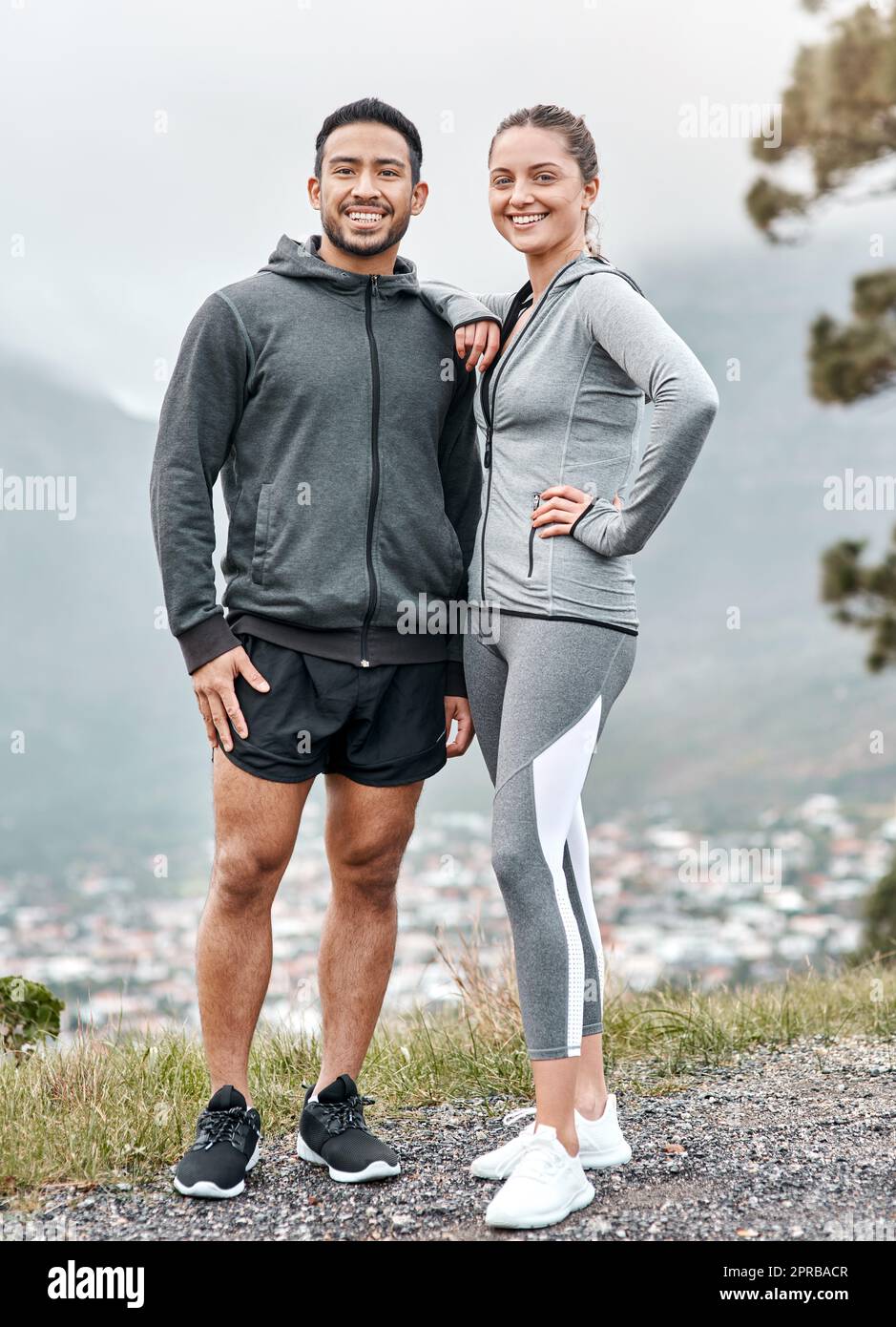 El ejercicio conduce a una mejor salud y toneladas más felicidad. Retrato de un hombre y una mujer joven y deportiva haciendo ejercicio al aire libre. Foto de stock