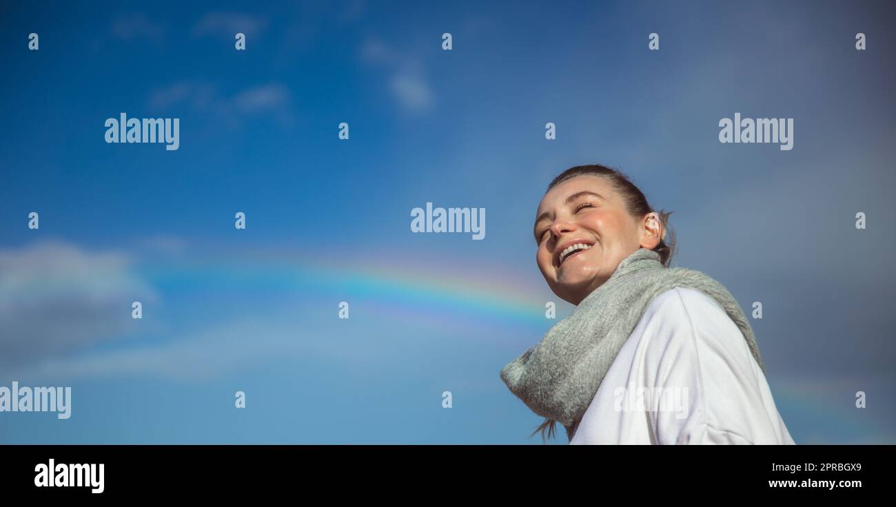 Mujer feliz y arco iris Foto de stock