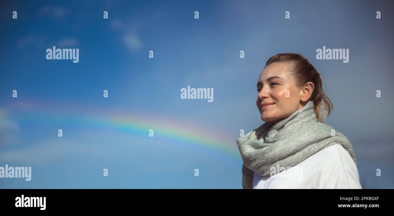 Mujer feliz y arco iris Foto de stock