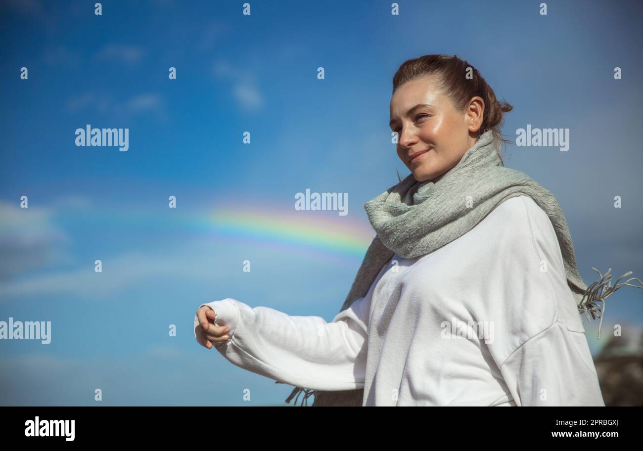 Mujer feliz y arco iris Foto de stock