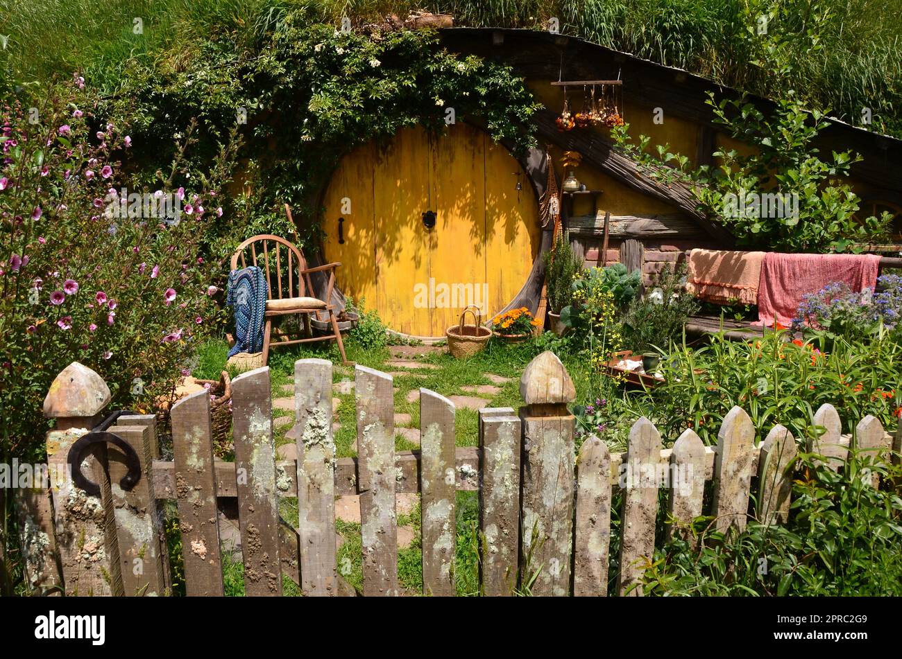 Hobbiton Movie Set y Hobbiton Homes en Nueva Zelanda Foto de stock
