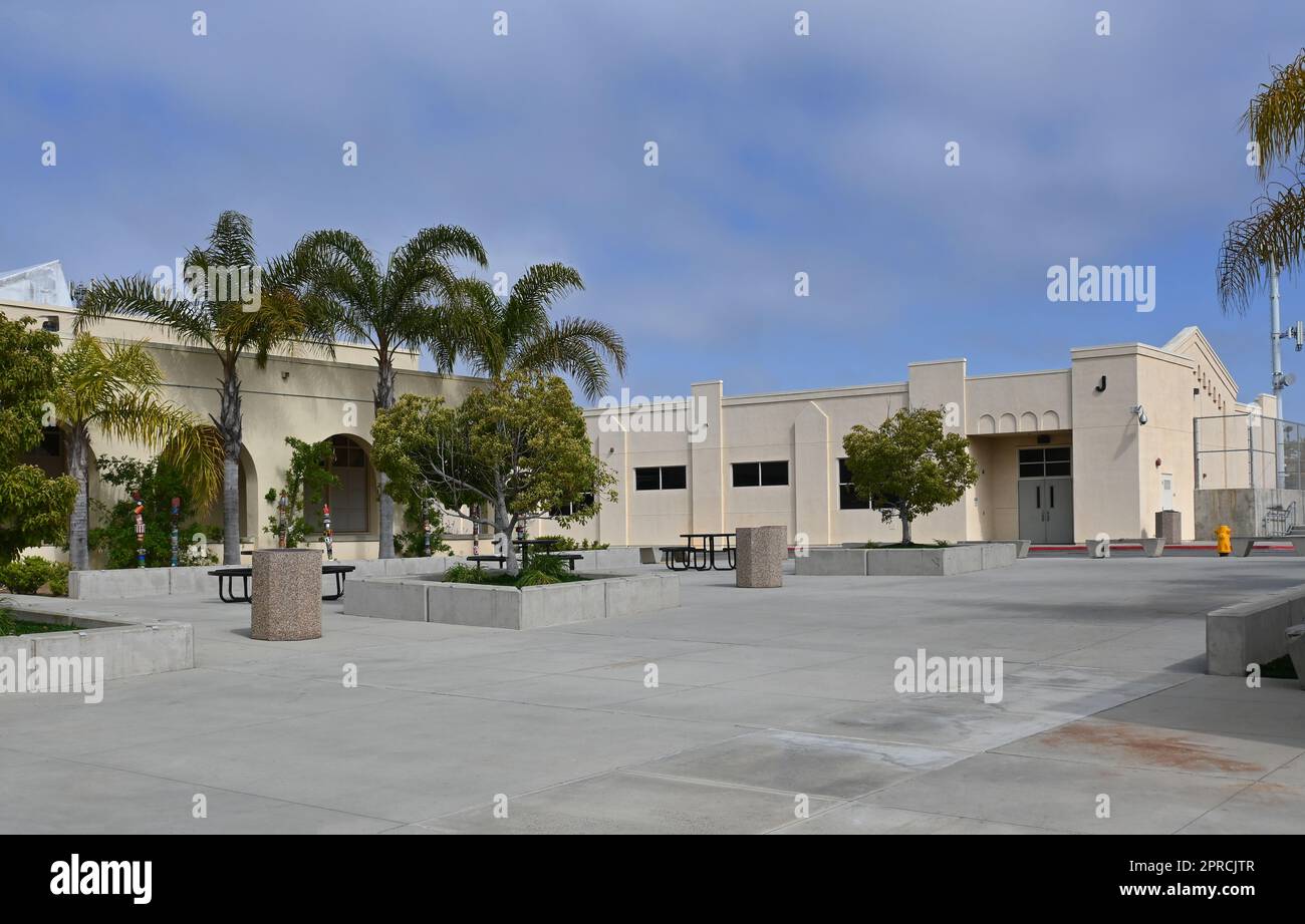 HUNTINGTON BEACH, CALIFORNIA - 23 ABR 2023: Quad en el campus de Huntington Beach Union High School. Foto de stock