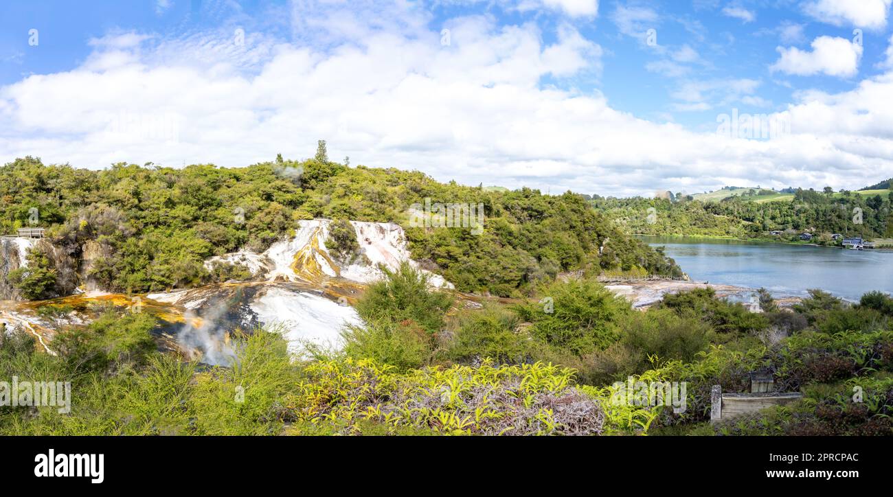 Panorama Waikato Río y arbusto rodea terrazas de colores geotérmicos en Orakei Korako dramático paisaje. Foto de stock