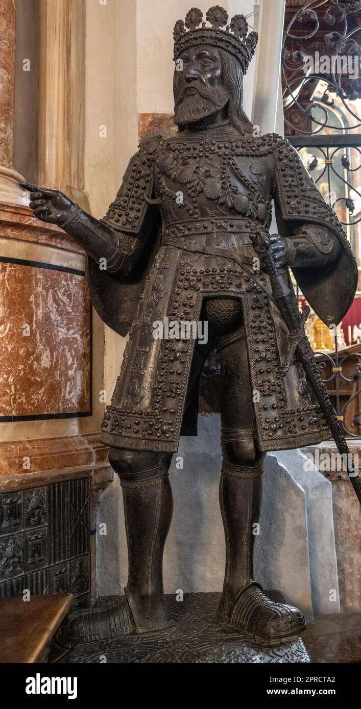 Fernando V El Católico y Rey de Aragón estatua de bronce en el museo Hofkirche en Innsbruck para el emperador Maximiliano I. Foto de stock