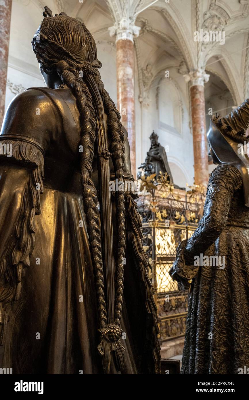 Isabel de Gorizia-Tyrolthe y María de Borgoña flanquean el cenotafio de Maximiliano I en la Hofkirche en Innsbruck Austria el Cen Foto de stock