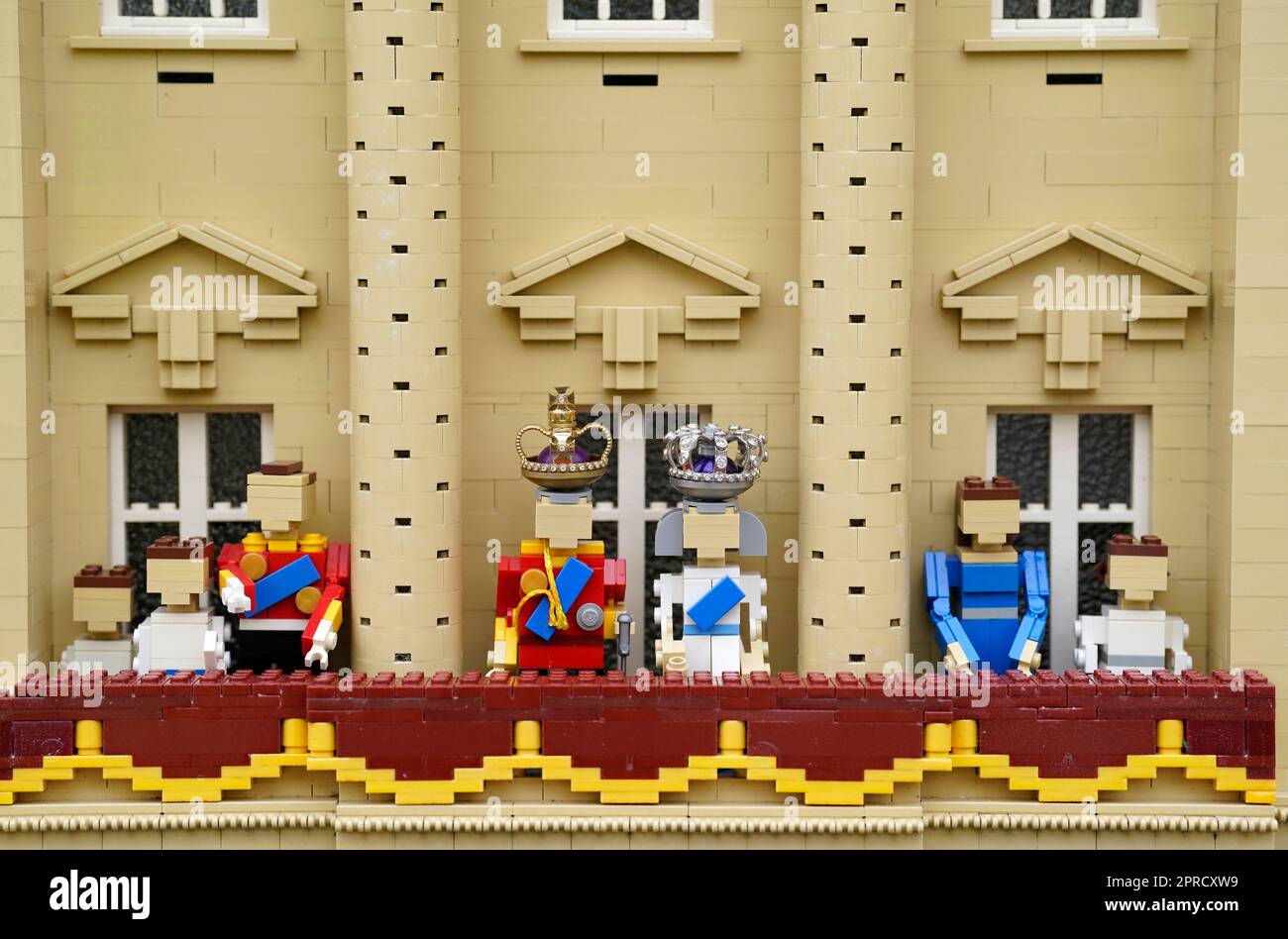 Modelos LEGO del rey Carlos III y la reina Camilla en el balcón del Palacio  de Buckingham, parte de una escena de la coronación de miniland en Legoland  Windsor Resort, antes de