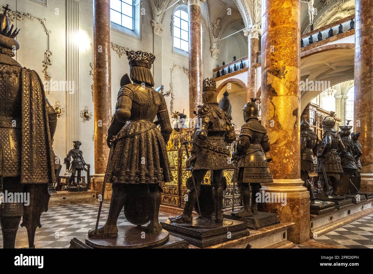 Estatuas de bronce flanquean el cenotafio de Maximiliano I en el Hofkirche en Innsbruck Austria Foto de stock