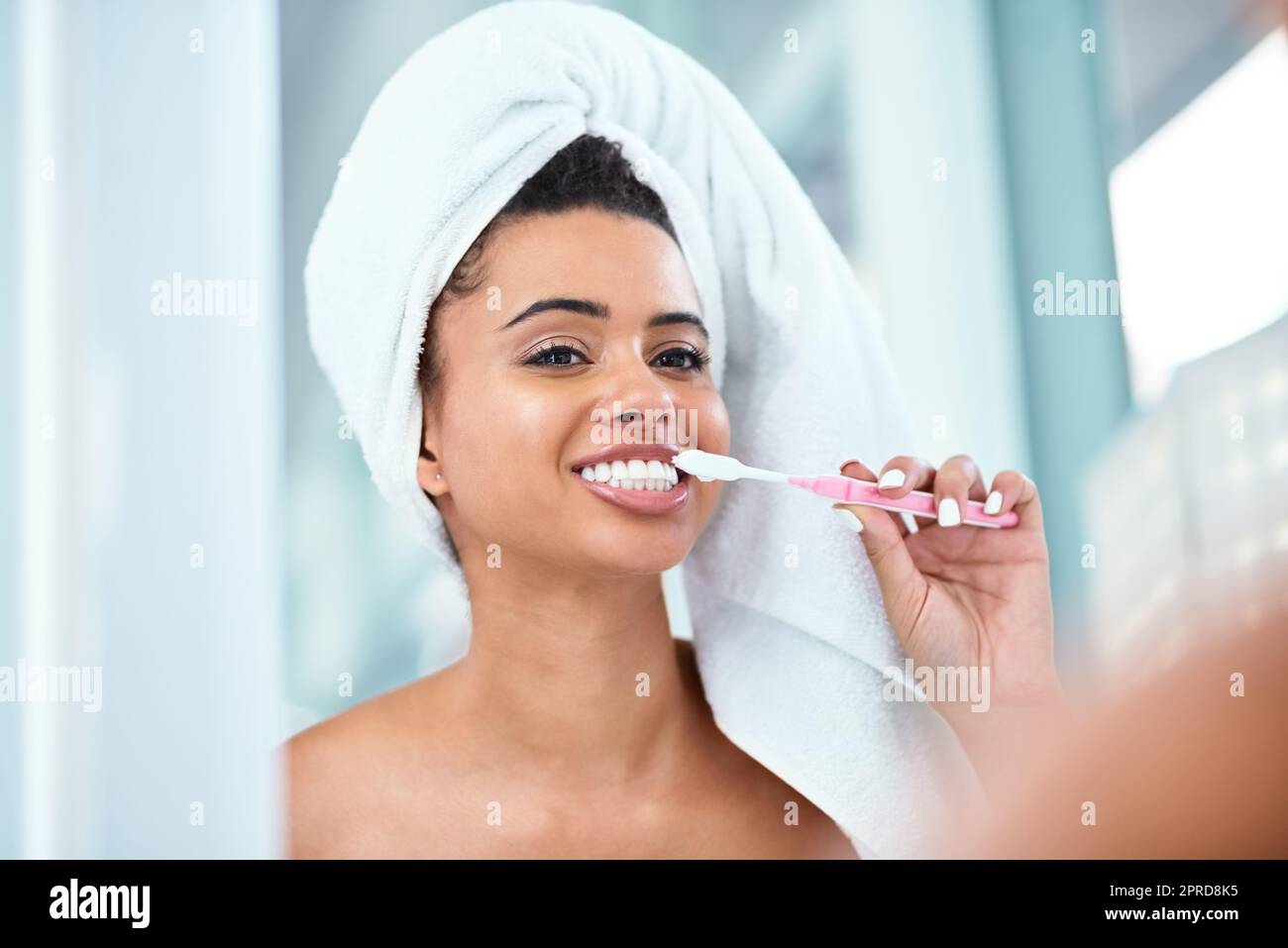 Me encanta cepillarme los dientes tanto como sonreír. Una hermosa mujer  joven se cepilla los dientes en casa Fotografía de stock - Alamy