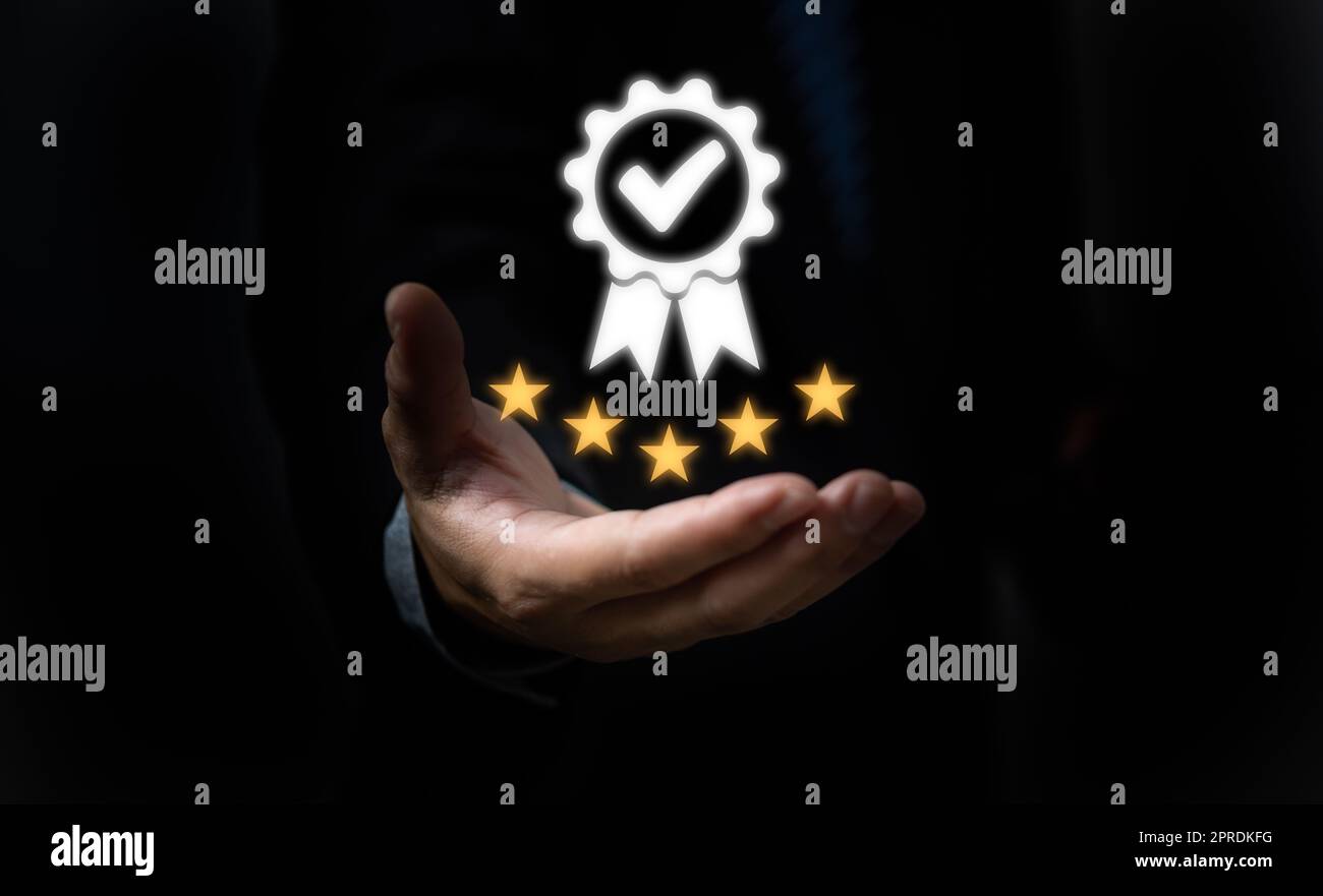 La mano muestra el signo de garantía de calidad de servicio 5 estrellas, garantía, estándares, certificación ISO y concepto de estandarización. Foto de stock