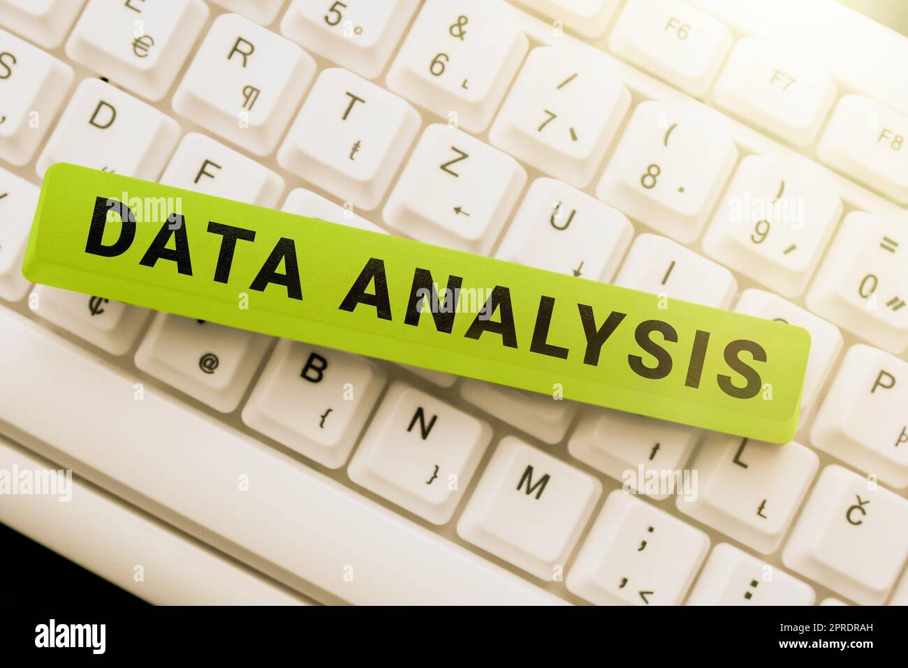 Leyenda de texto que presenta el análisis de datos. Palabra escrita en Traducir números a conclusión analítica Pronóstico -49195 Foto de stock